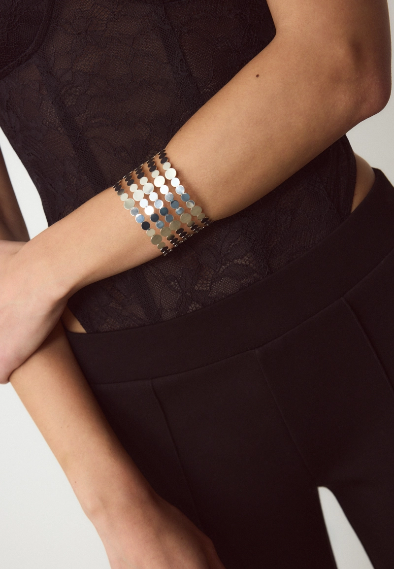 Жесткий браслет