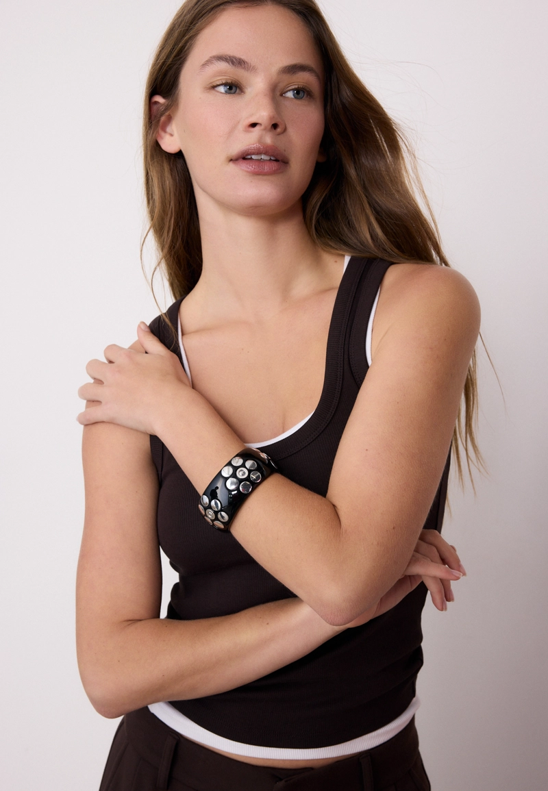 Браслет с цветами и шипами