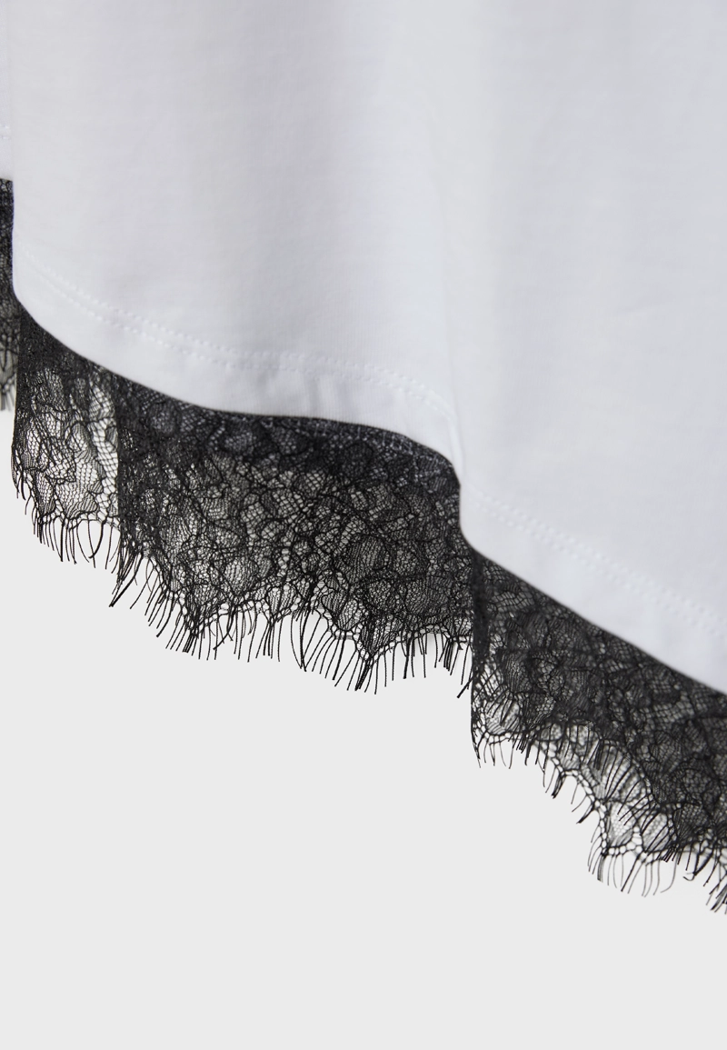 Футболка с короткими рукавами и кружевной отделкой по низу