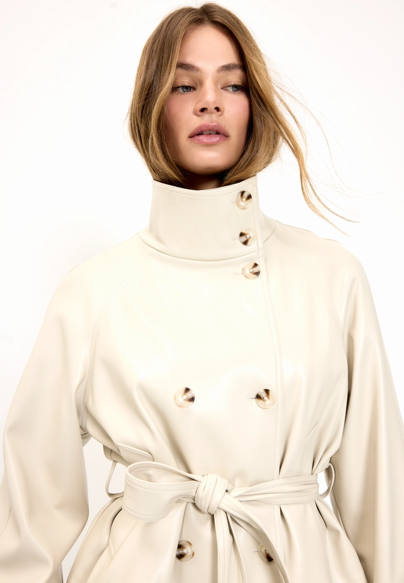 Тренч из искусственной кожи с высоким воротником