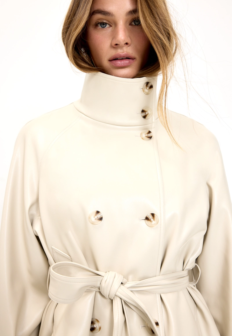 Тренч из искусственной кожи с высоким воротником