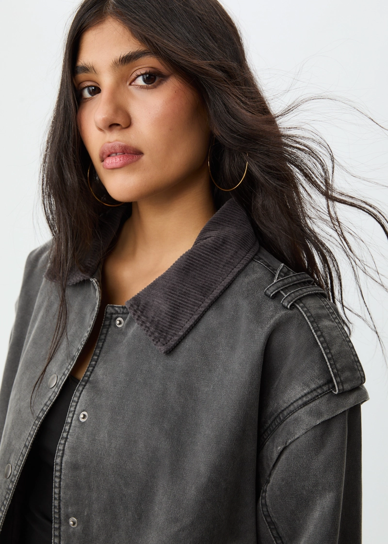 Укороченная куртка с эффектом потертости