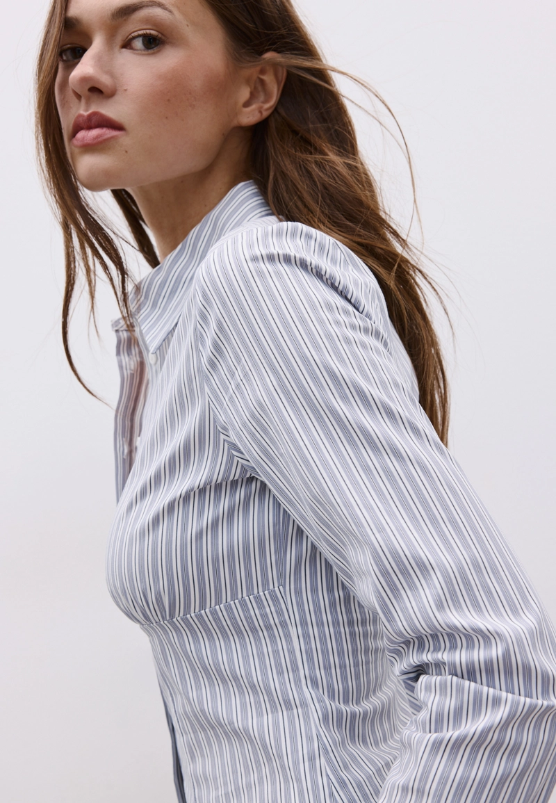 Приталенная рубашка с декоративным швом под грудью