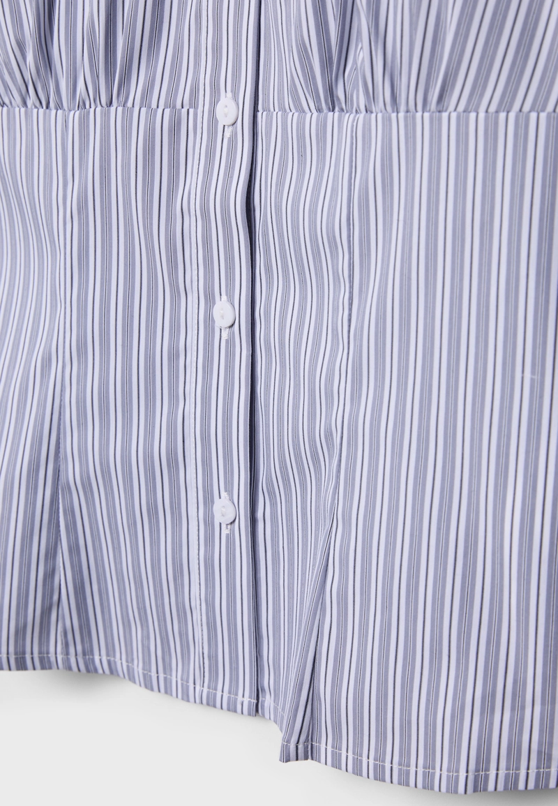 Приталенная рубашка с декоративным швом под грудью