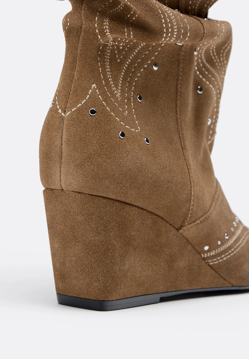 Кожаные ботинки на танкетке