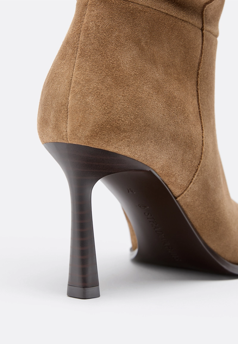 Высокие кожаные сапоги свободного кроя на каблуке