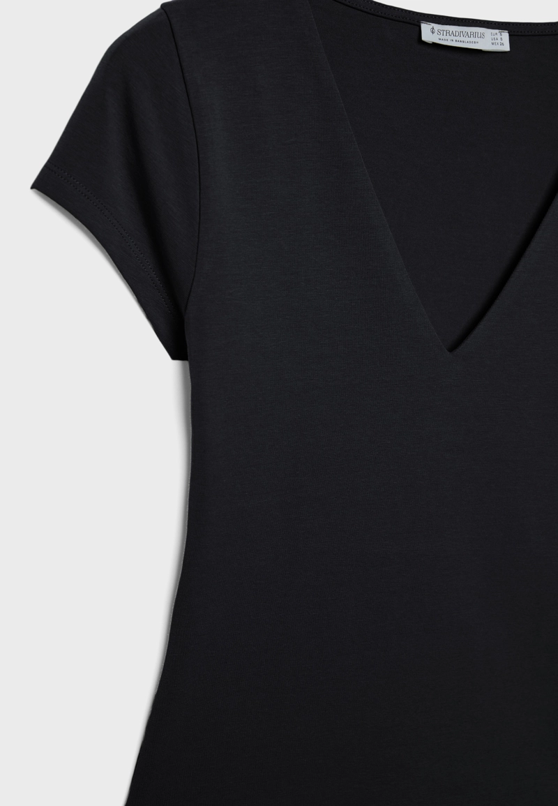 Футболка с короткими рукавами и V-образным вырезом