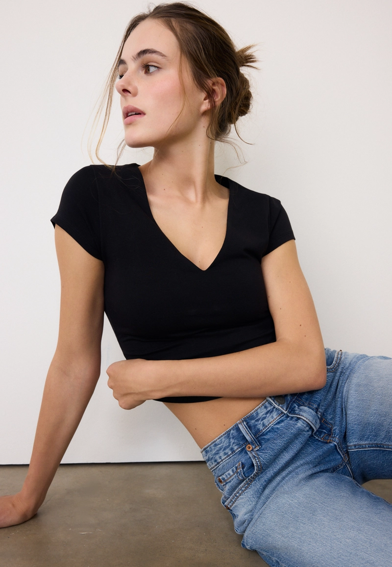 Футболка с короткими рукавами и V-образным вырезом