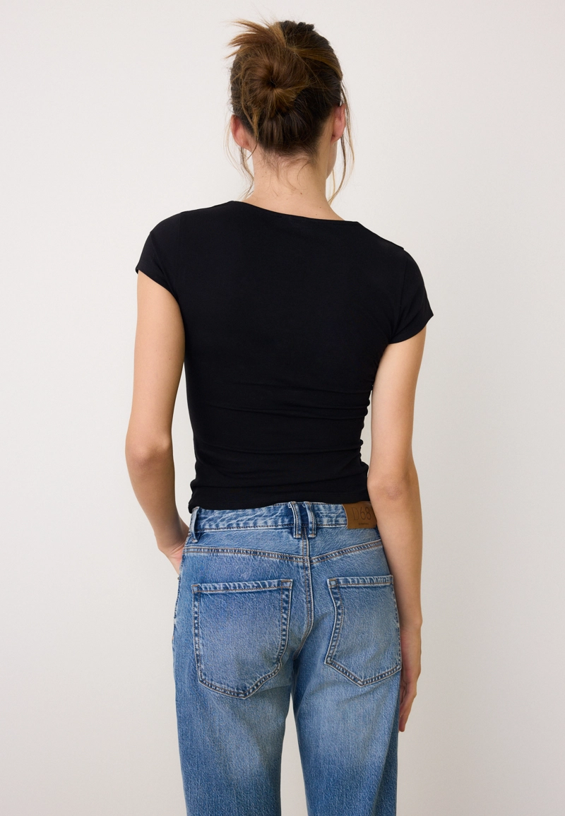 Футболка с короткими рукавами и V-образным вырезом