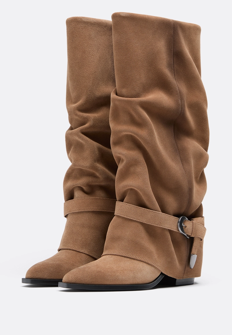 Кожаные сапоги-ботфорты на каблуке