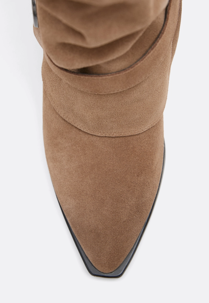 Кожаные сапоги-ботфорты на каблуке