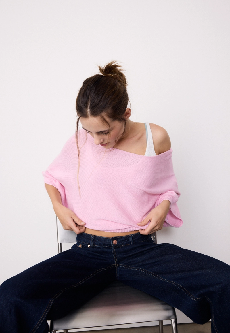 Свитер с вырезом-лодочкой и наложением