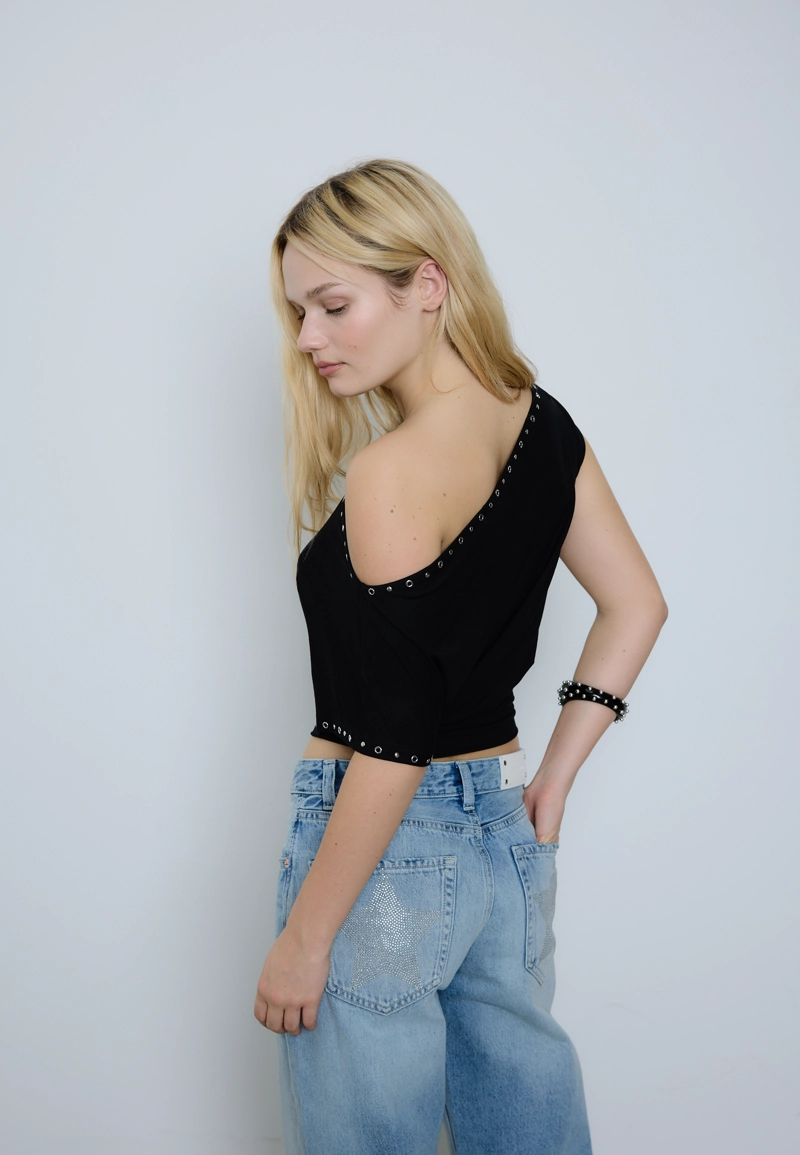 Асимметричная футболка с заклепками