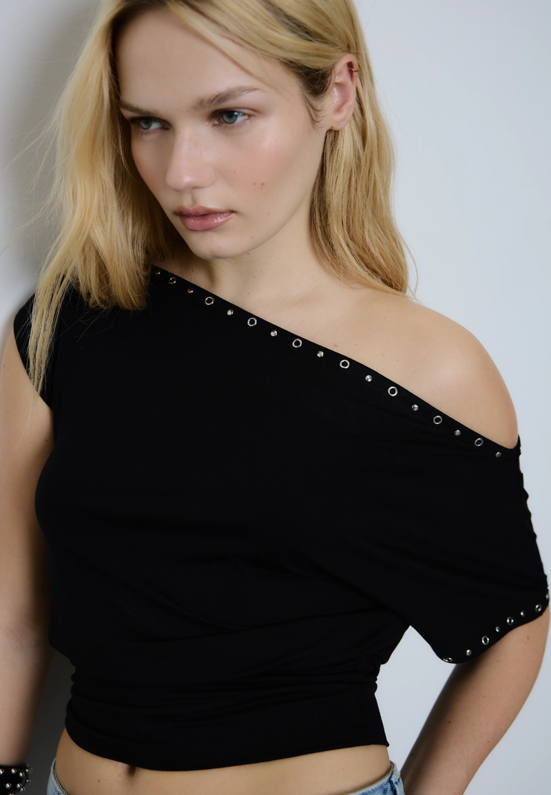 Асимметричная футболка с заклепками