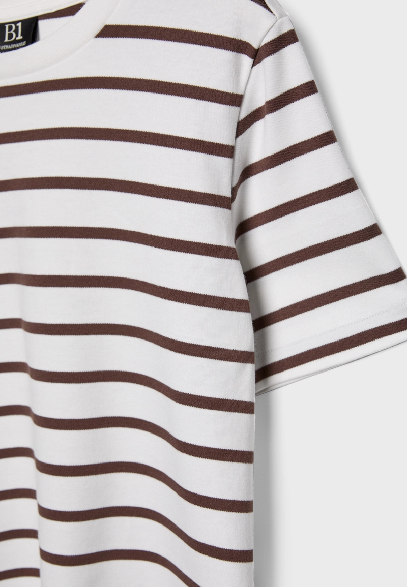 Базовая футболка классического кроя из плотной ткани в полоску