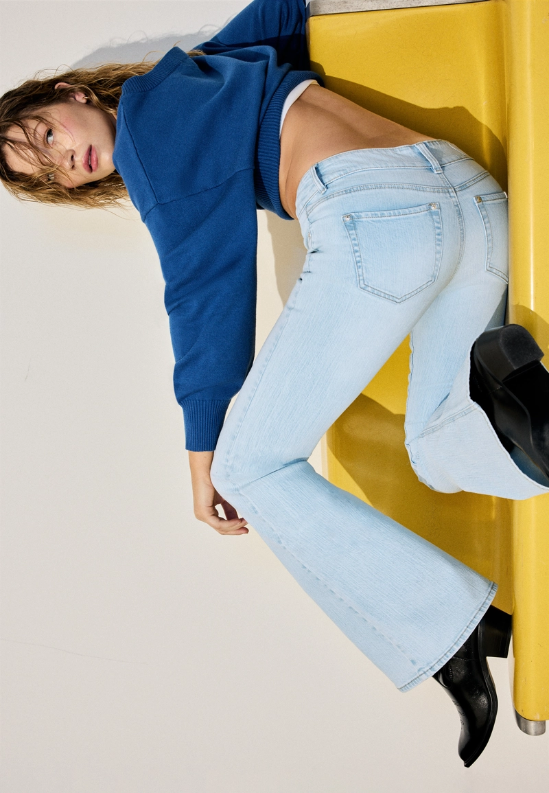 Джинсы с низкой посадкой и простроченными карманами