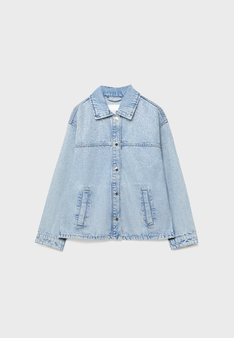 Джинсовая куртка с накладными карманами и блестящей отделкой