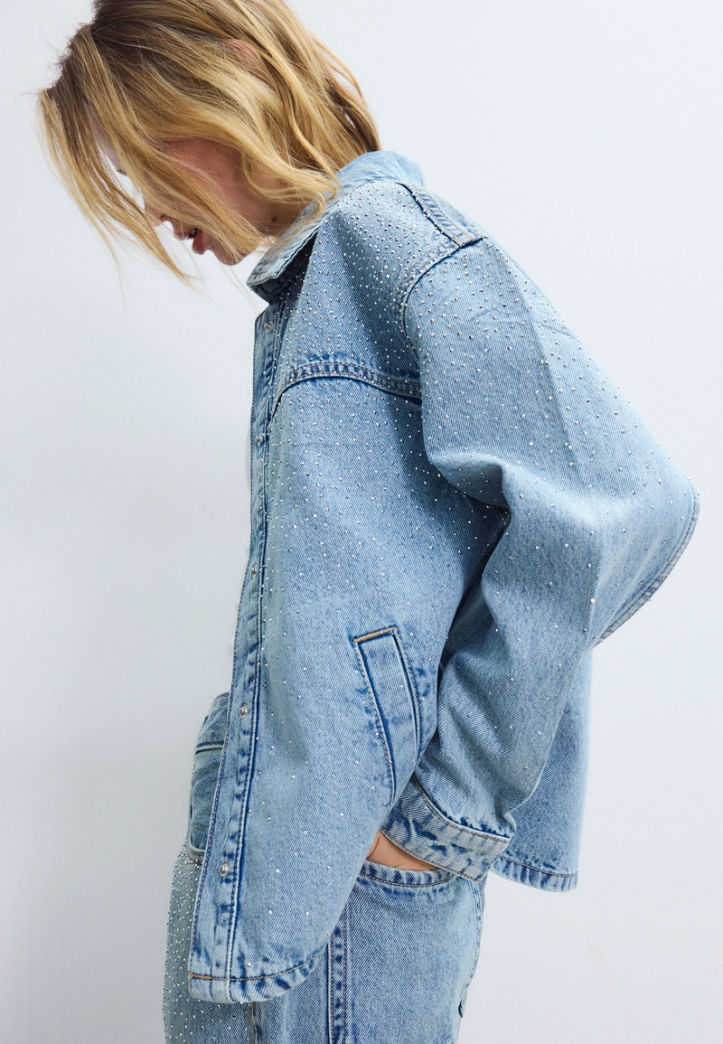 Джинсовая куртка с накладными карманами и блестящей отделкой