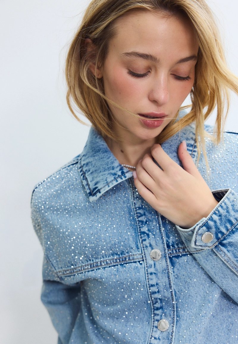 Джинсовая куртка с накладными карманами и блестящей отделкой