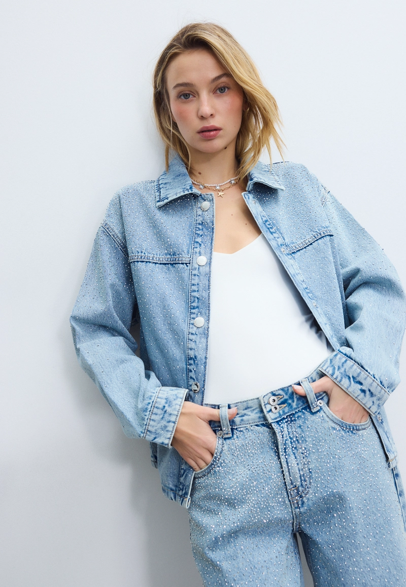 Джинсовая куртка с накладными карманами и блестящей отделкой
