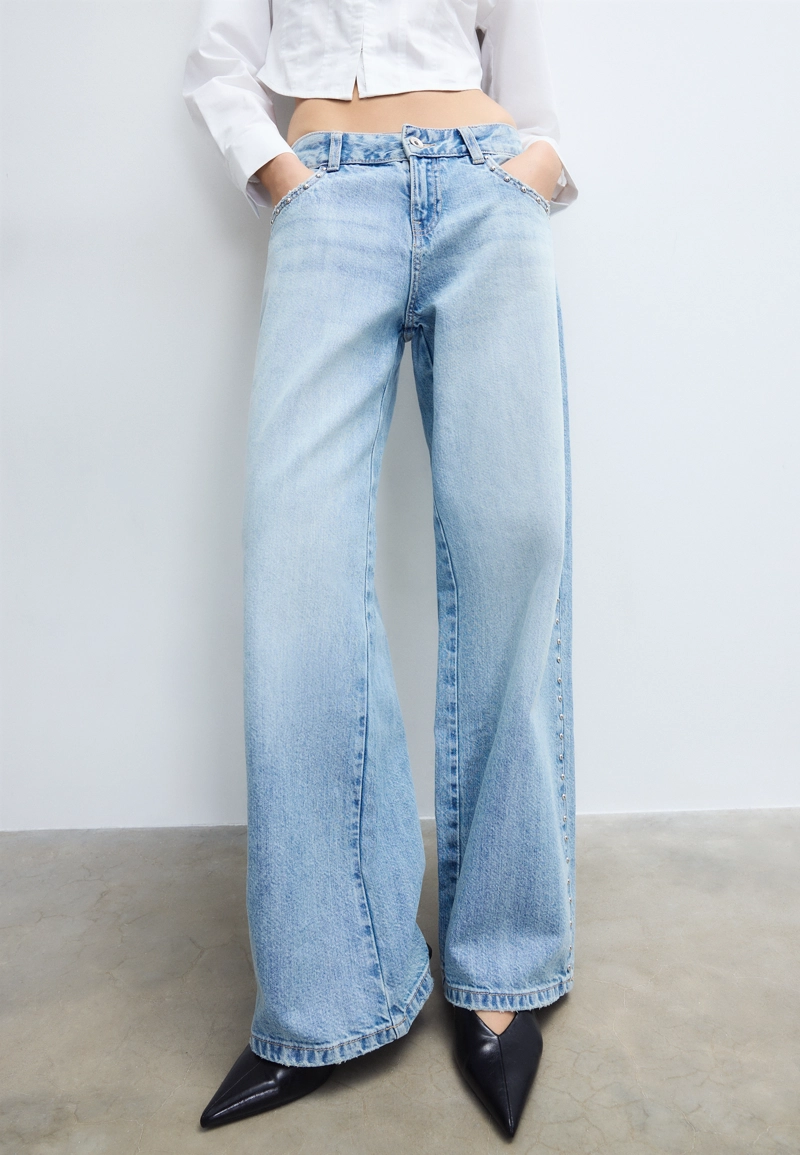 Джинсы свободного кроя с заклепками