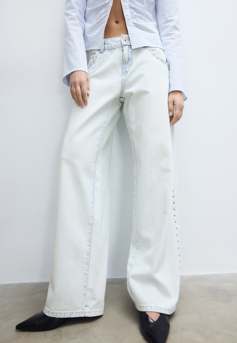 Джинсы свободного кроя с заклепками