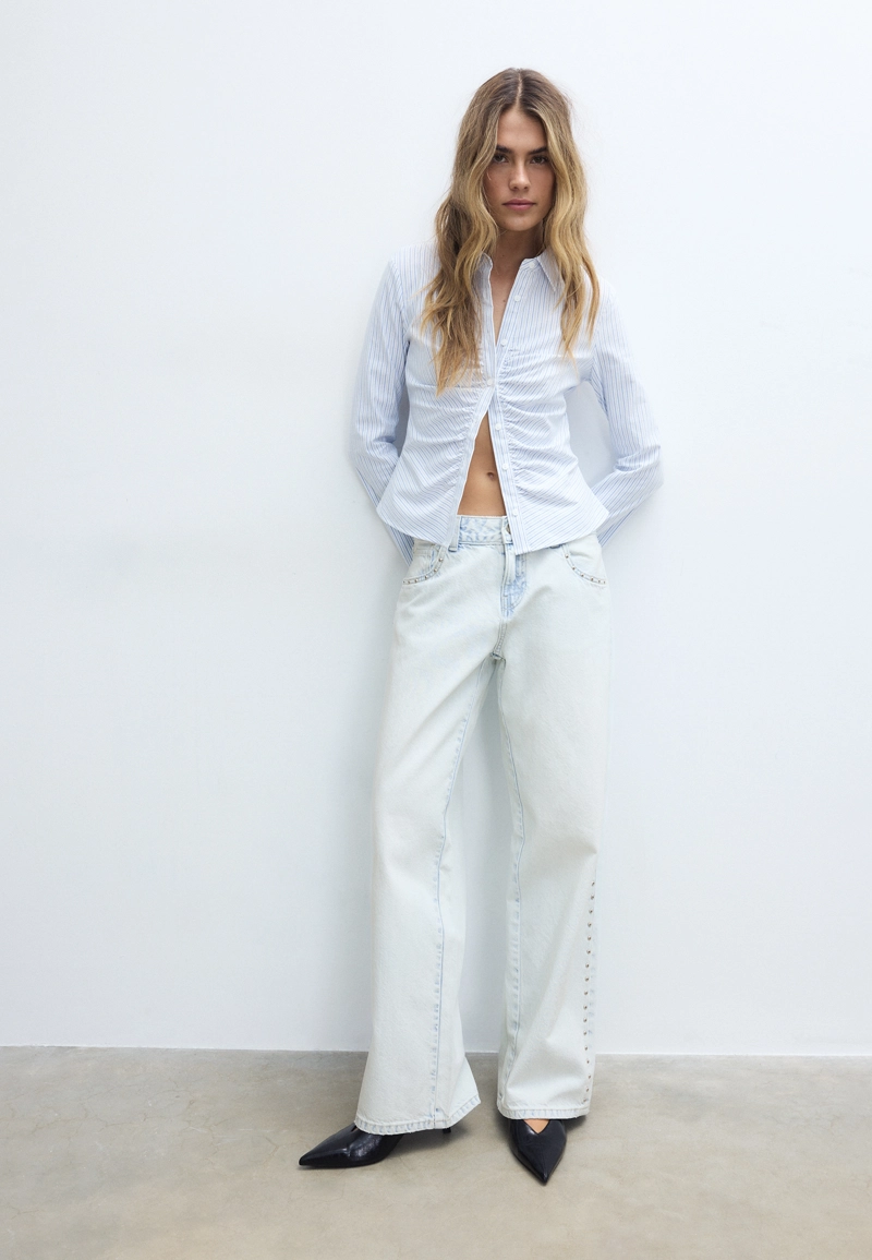 Джинсы свободного кроя с заклепками