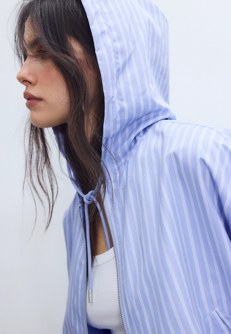 Базовая нейлоновая куртка в полоску с капюшоном