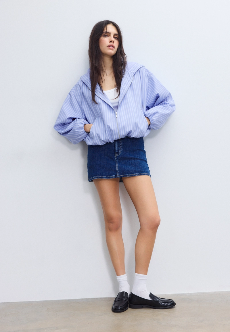 Базовая нейлоновая куртка в полоску с капюшоном