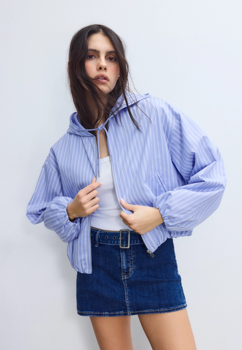 Базовая нейлоновая куртка в полоску с капюшоном