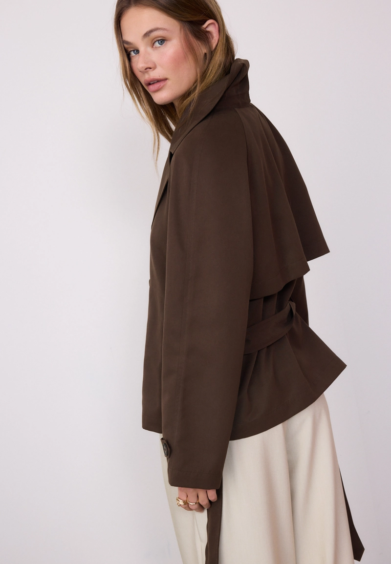 Короткий струящийся тренч с поясом