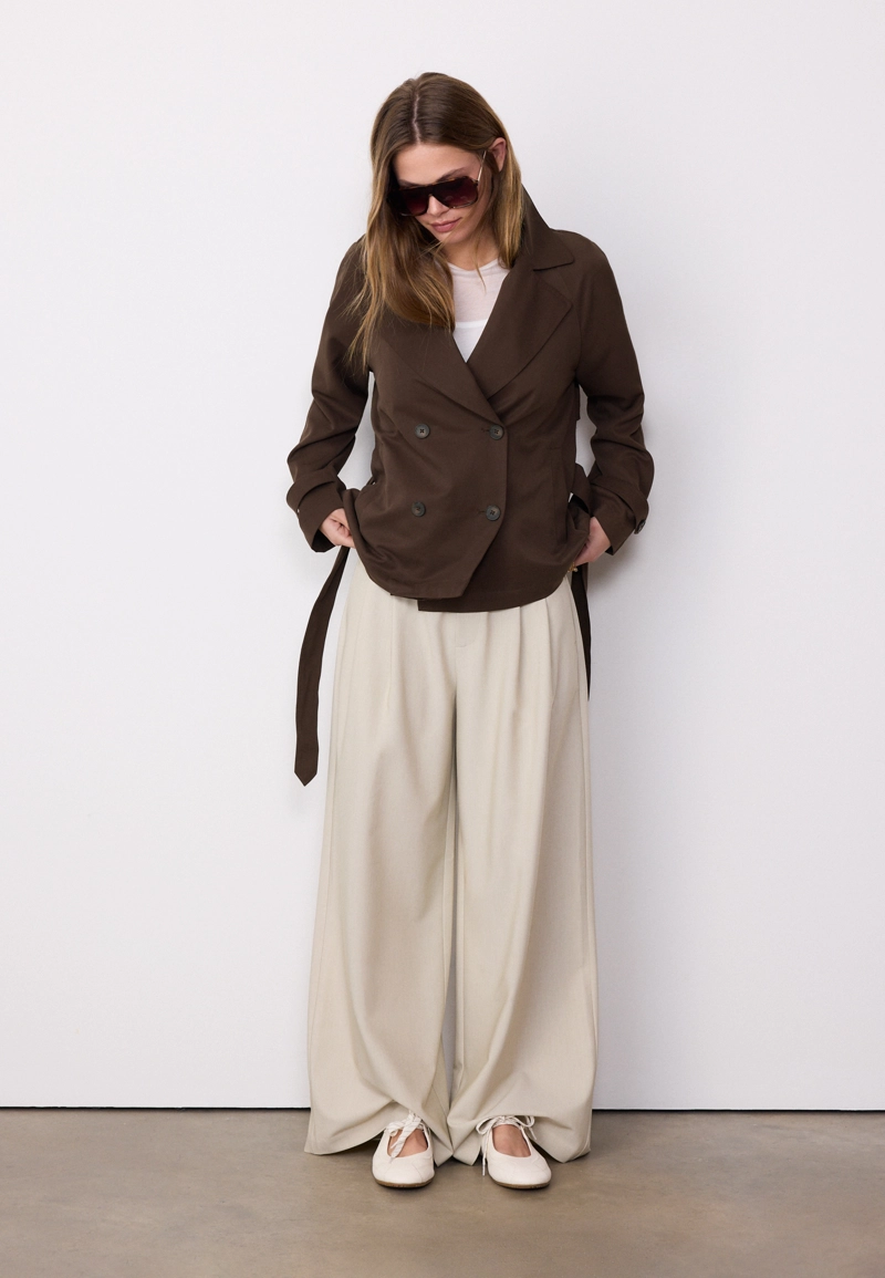 Короткий струящийся тренч с поясом