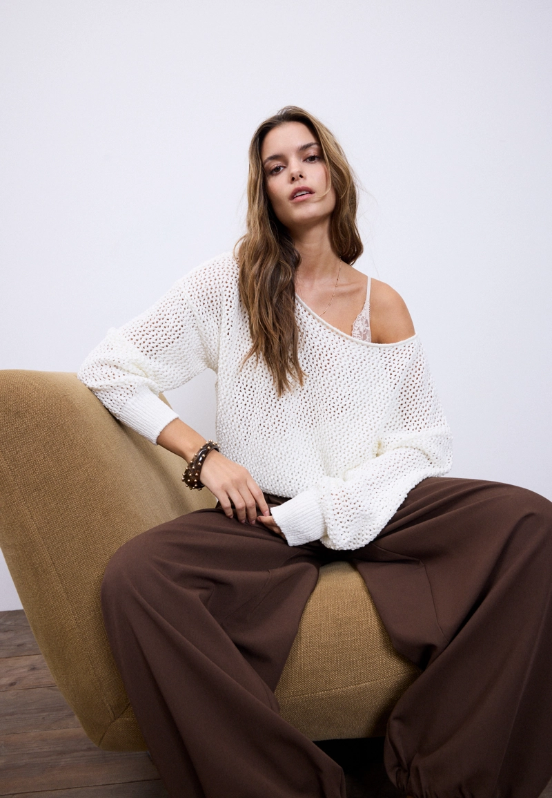 Вязаный джемпер в сетку с вырезом-лодочкой