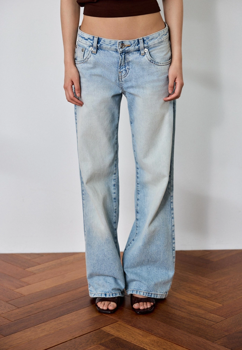 Джинсы с низкой посадкой, прямые, с карманами и заклепками