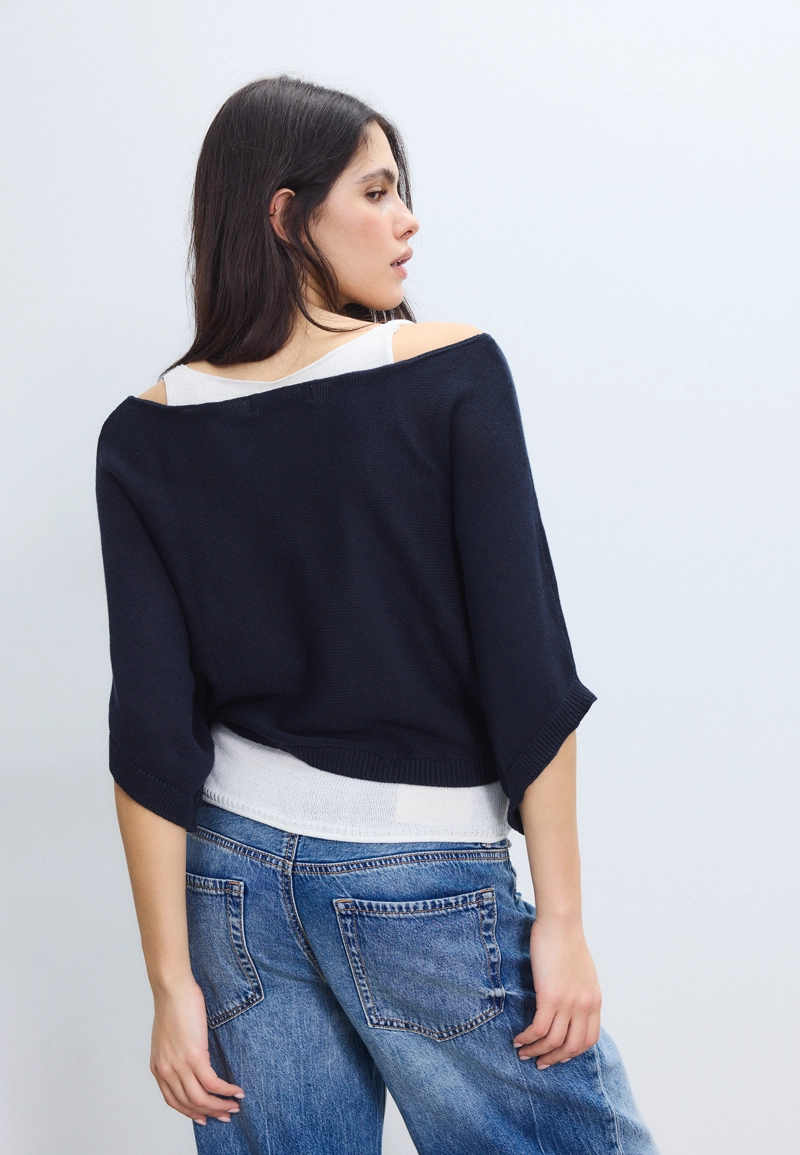 Свитер с вырезом-лодочкой и наложением