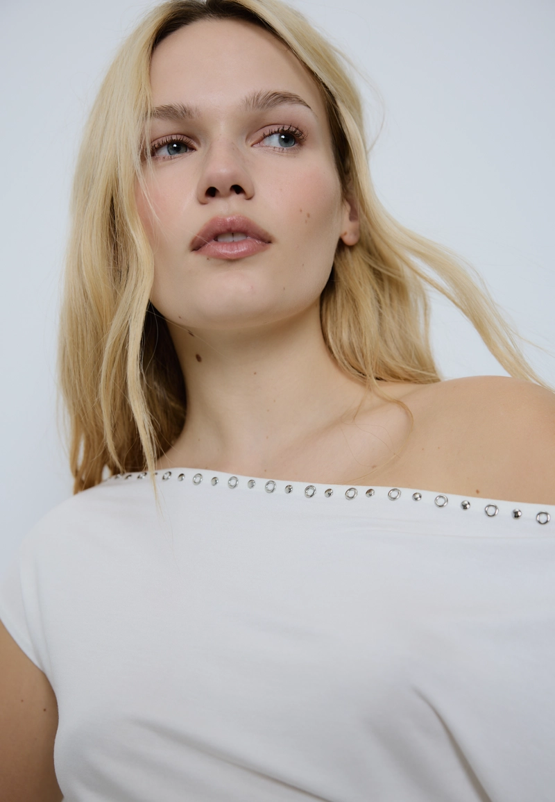 Асимметричная футболка с заклепками
