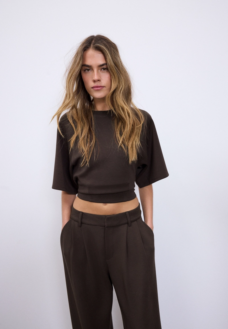 Футболка с короткими рукавами и мягкой на ощупь тканью