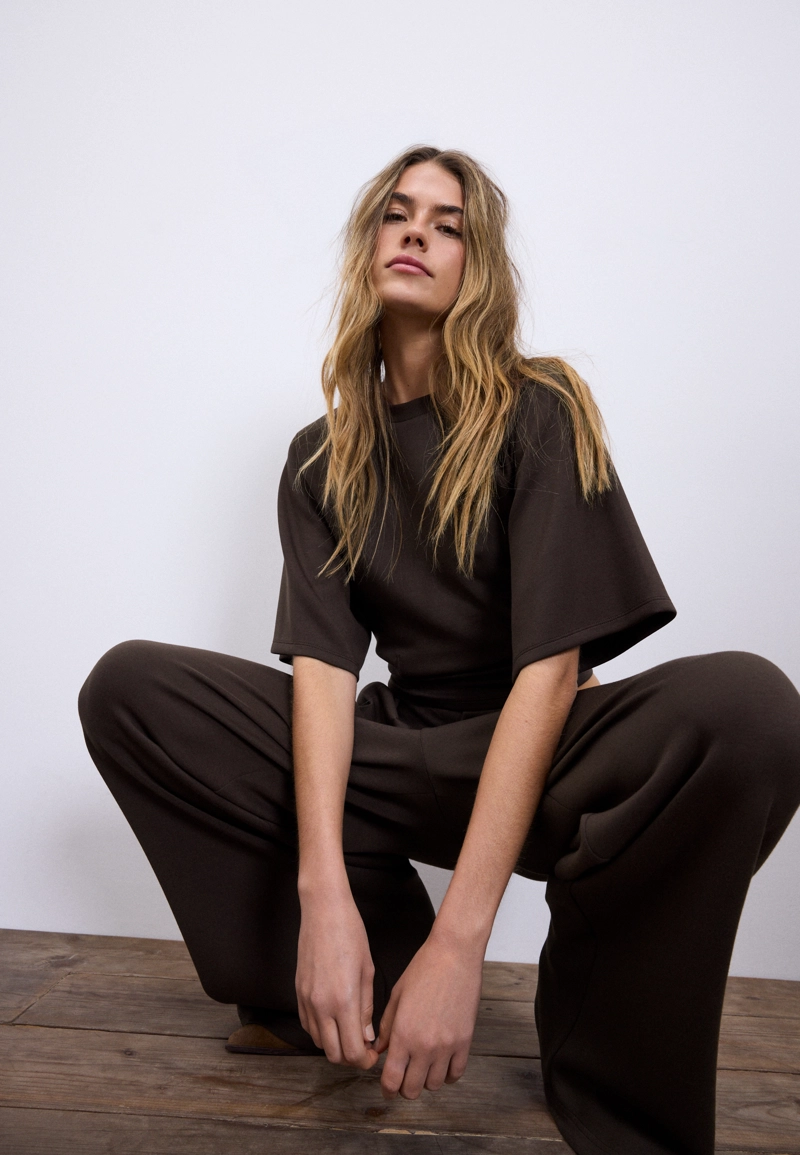 Футболка с короткими рукавами и мягкой на ощупь тканью