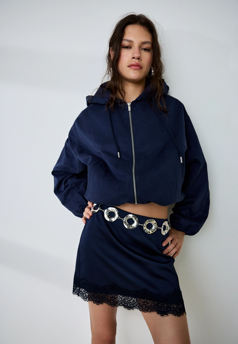 Атласная мини-юбка с кружевом