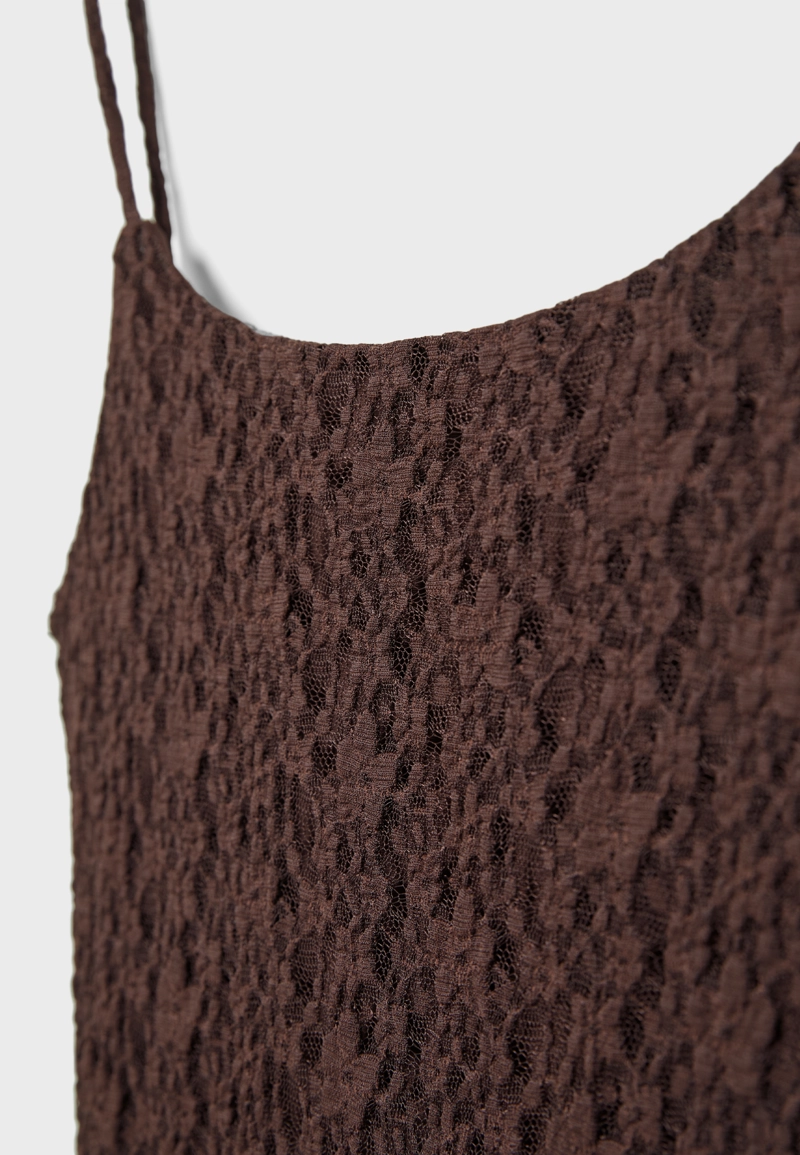 Платье миди из кружева на бретелях