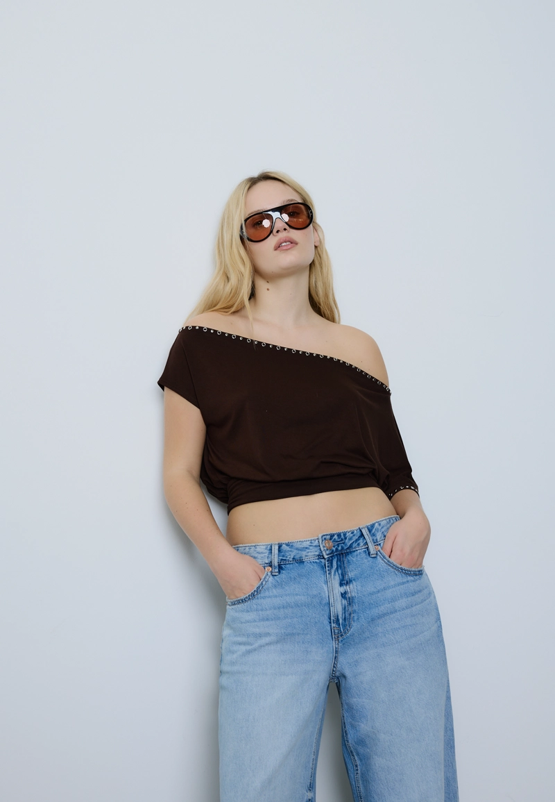 Асимметричная футболка с заклепками