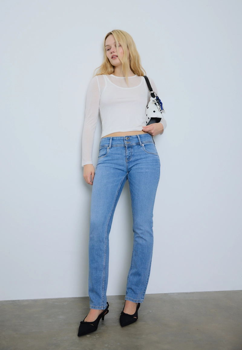 Зауженные джинсы с низкой посадкой