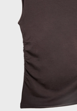 Базовая футболка облегающего кроя со сборками- Заказать в России