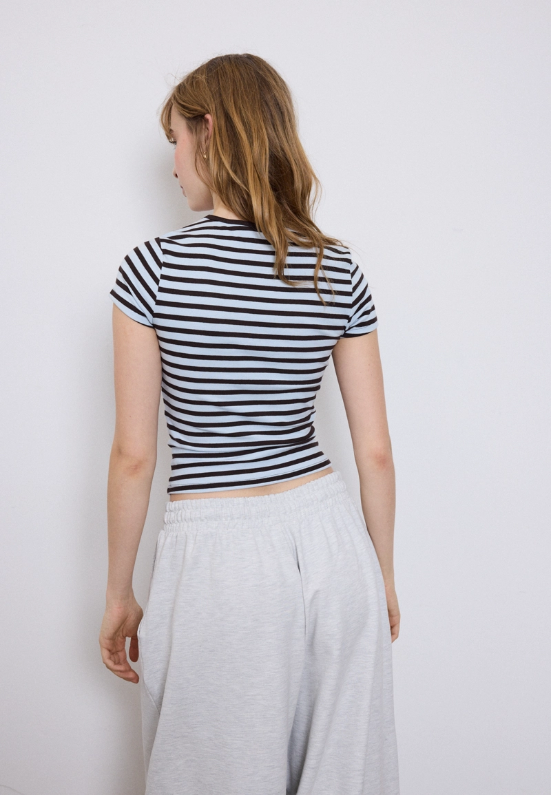 Базовая футболка зауженные в полоску