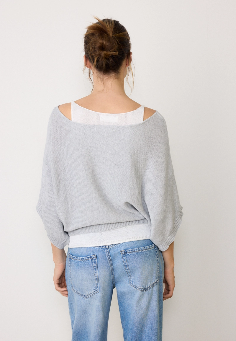 Свитер с вырезом-лодочкой и наложением