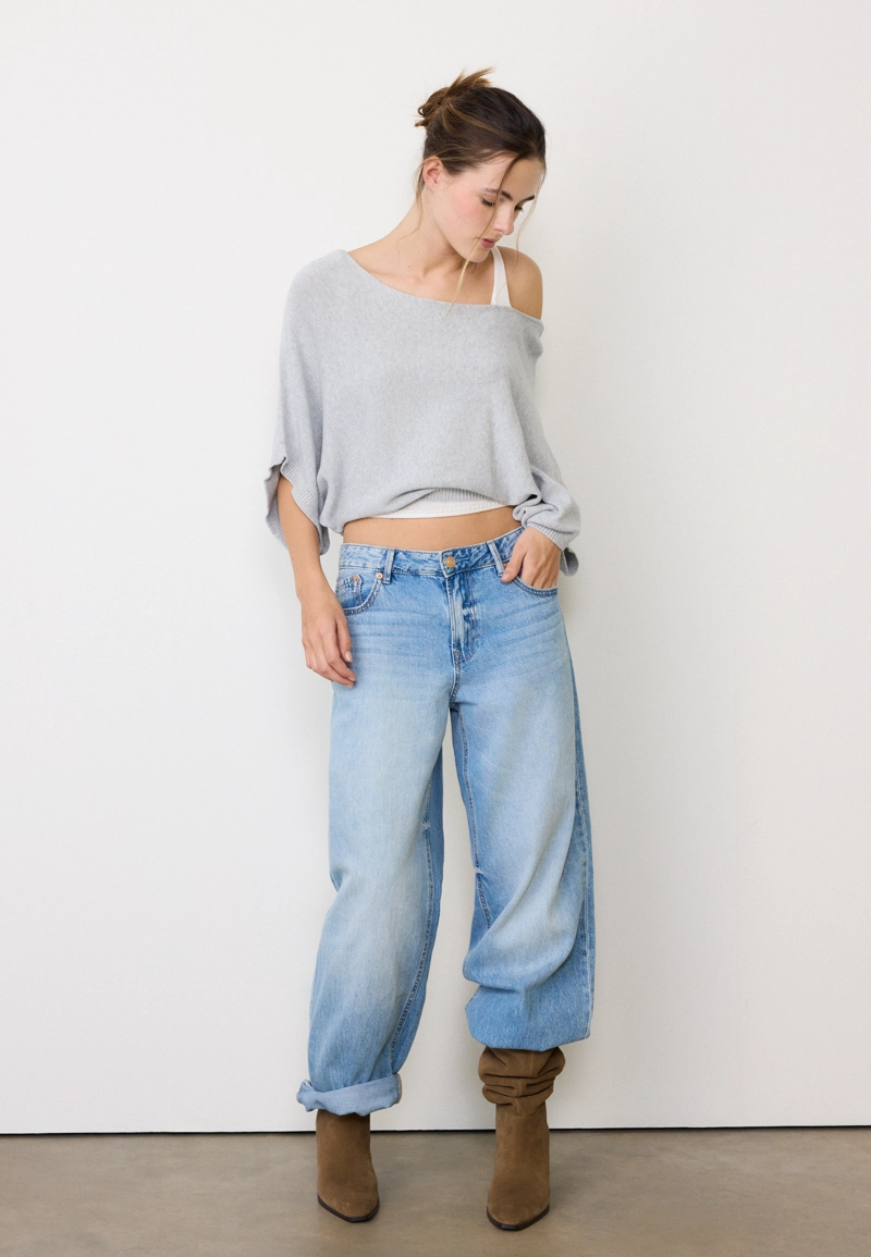 Свитер с вырезом-лодочкой и наложением