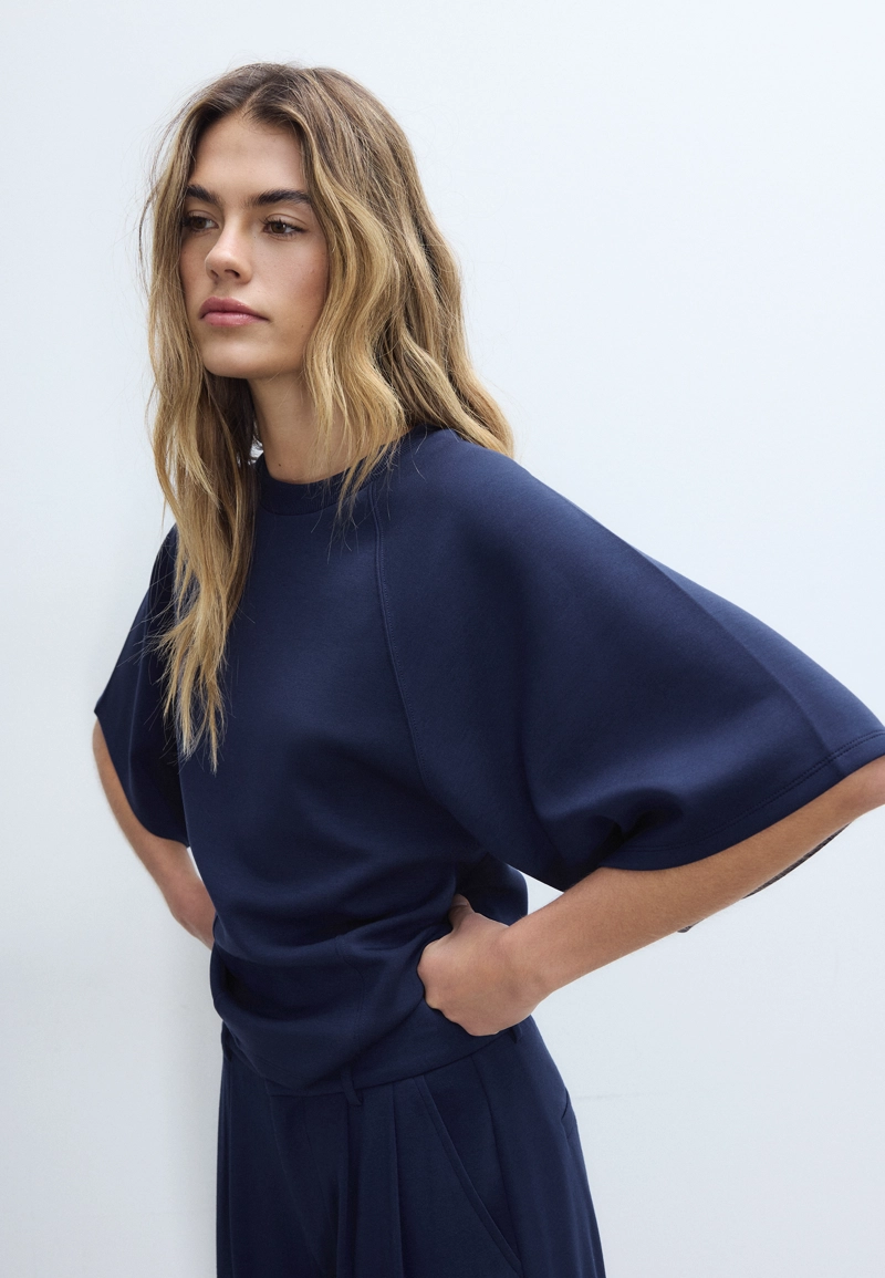 Футболка с короткими рукавами и мягкой на ощупь тканью