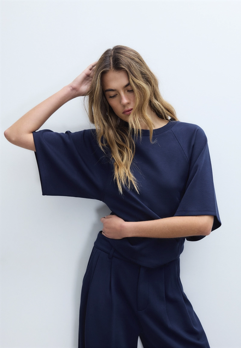 Футболка с короткими рукавами и мягкой на ощупь тканью