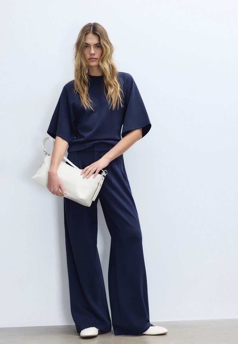 Футболка с короткими рукавами и мягкой на ощупь тканью