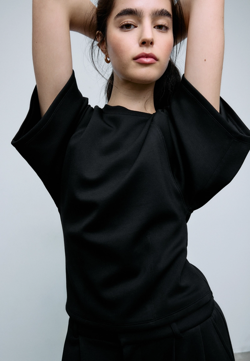 Футболка с короткими рукавами и мягкой на ощупь тканью